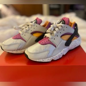 Nike Air Huarache - Light Bone/Lethal Pink